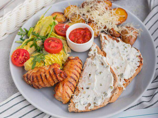 Apollo café - Ужин с куриной грудкой на гриле