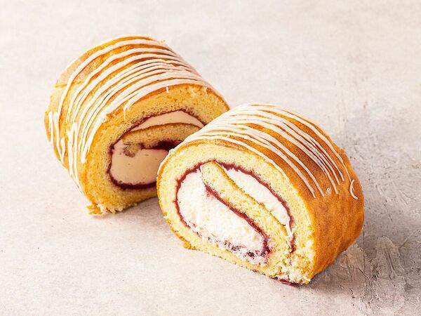 Кафе Королевский пекарь - Рулет с малиной и сливочным кремом