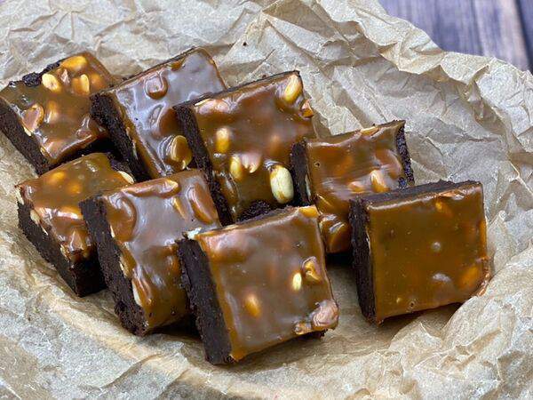 Ваш кондитер - Брауни из тёмного шоколада с арахисом и карамелью