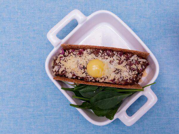 Акварель - Тартар из говяжьей вырезки со снегом из пармезана и ржаными тостами