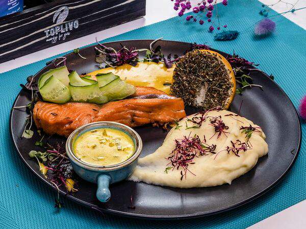 Toplivo - Стейк форели с лимонным кремом и картофельным пюре