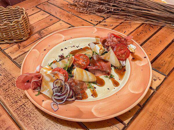 Кафе-пекарня Бенье - Лёгкий салат с прошутто и грушей