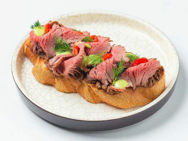 Трактир белый - Ломоть хлеба с ростбифом