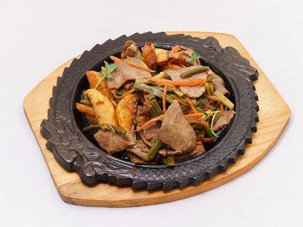 PanAsian Restaurante CHIN-CHIN - Говядина со стрелками чеснока и овощами на сковороде