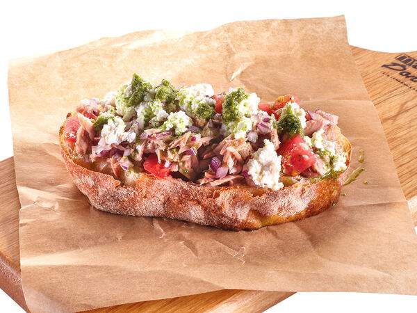 Mama Donna - Брускетта с тунцом, красным луком и сыром Рикотта