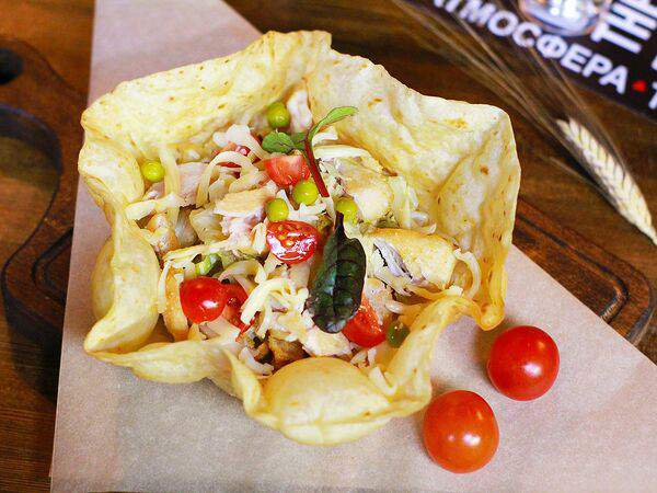 N. Riga's & The Meat - Теплый салат с куриной грудкой и беконом