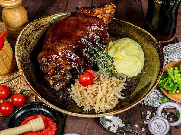 Liga Pub - Свиная рулька в пивной глазури с пюре и тушеной капустой