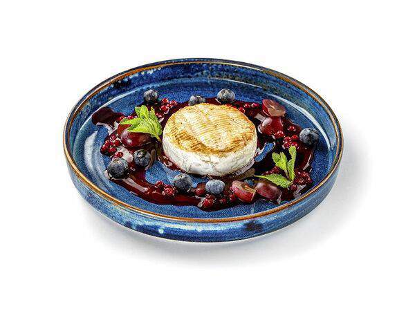 Веранда - Запеченный камамбер с брусничным соусом и ягодным пралине