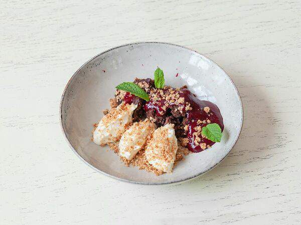 Васильки - Брауни с творожным кремом и цедрой апельсина с эспумой из черной смородины