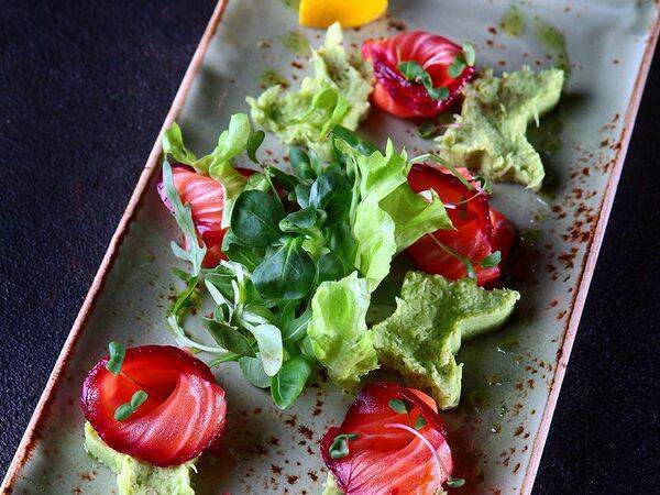 Vinograd - Лосось в свекольном маринаде на подушке из пюре авокадо