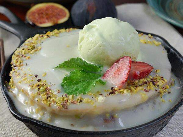 Кофейня 8512 - Малиновый панкейк с фисташками и заварным соусом