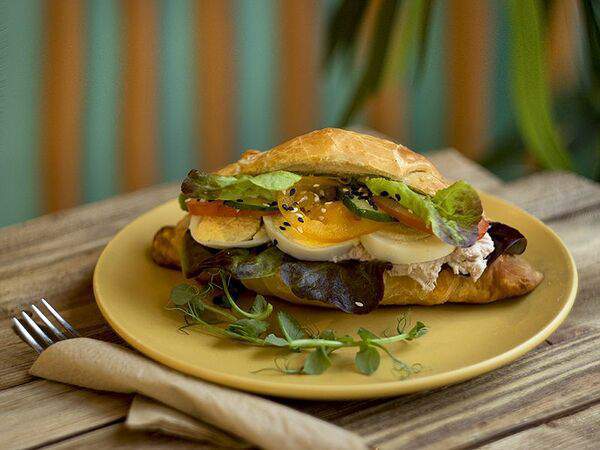 Кофейня Зеленая Улица - Круассан из слоеного теста на масле с тунцом