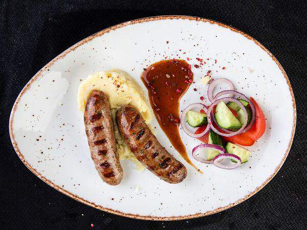 Стейк давай - Колбаски пряные с картофельным пюре