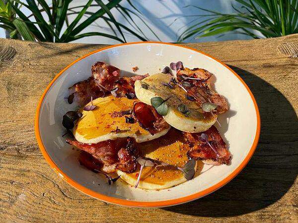 Wild Coffee & Food - Панкейки с пивной карамелью и криспи-беконом