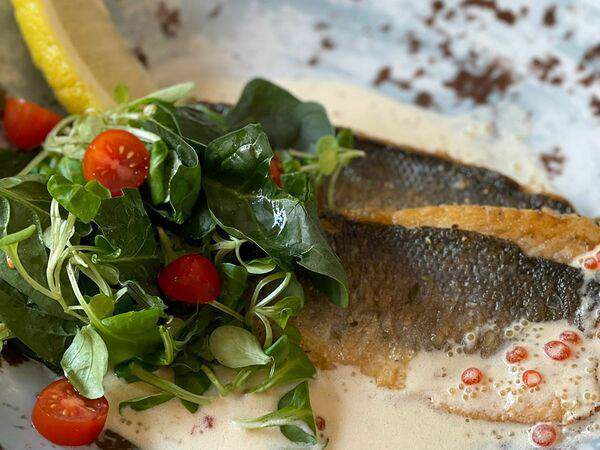 Рыбы бы - Филе сибаса в соусе шампань с красной икрой