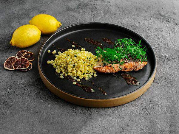 Молодость Kitchen & Bar - Лосось на гриле с лимонным птитимом и авторским соусом