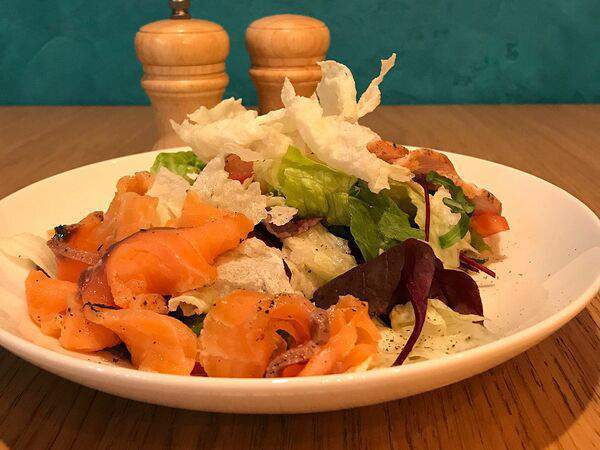 Friends Gastrobar - Салатный микс с томатами и соусом Сладкая горчица с топингом Креветки Темпура