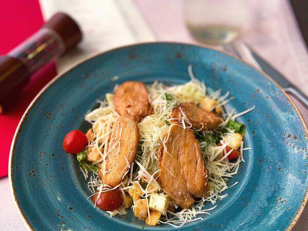 Русь - Салат Цезарь с куриной грудкой