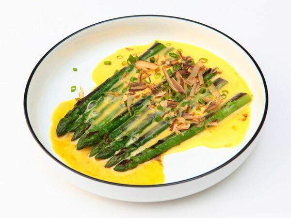 Colors Сafe - Спаржа гриль с голландским соусом