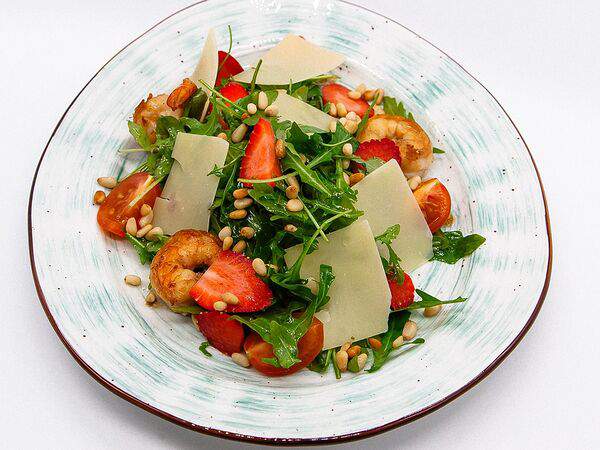 Тепло - Салат с рукколой, креветками, черри и клубникой