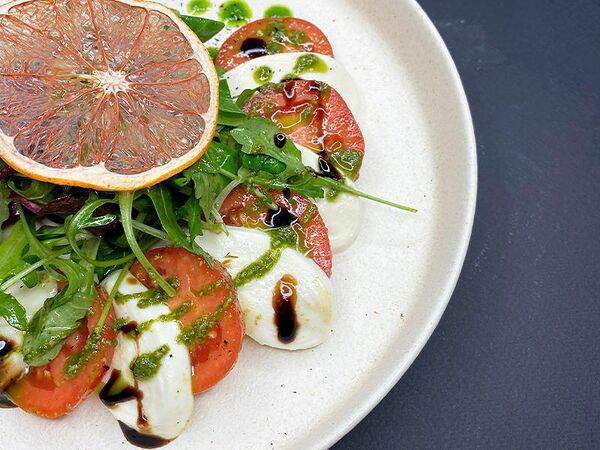 Lukum lounge cafe - Капрезе - легкая закуска и