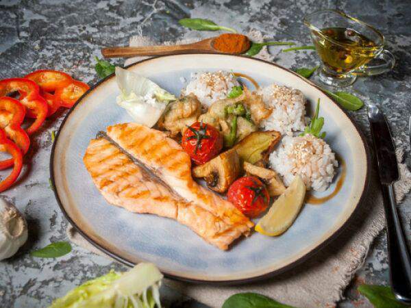 KUNAK HOUSE Халяль - Стейк из сёмги с рисом и овощами