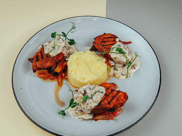 The Kitcha - Медальоны из свинины с овощным соте