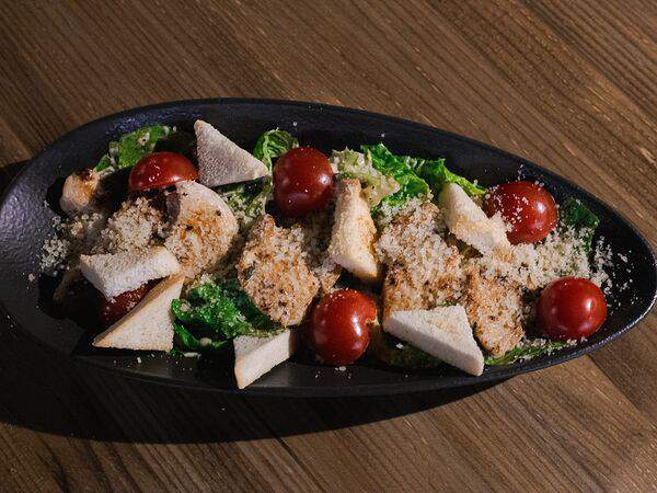 Мята Cyber Lounge Bar - Салат Цезарь с куриной грудкой