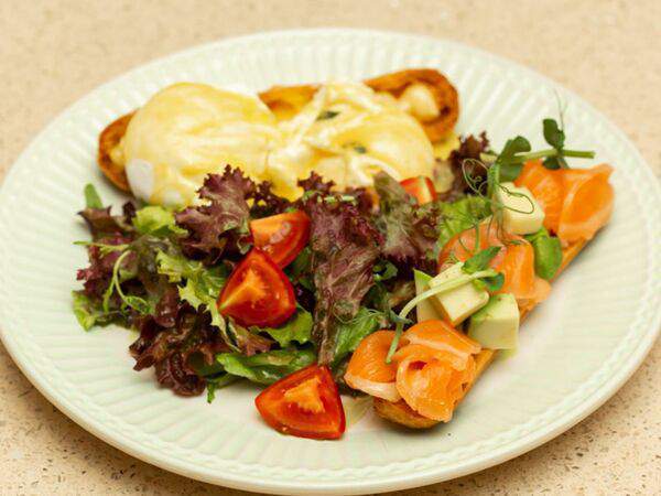 Счастливые люди - Бенедикт на эклере с лососем и авокадо