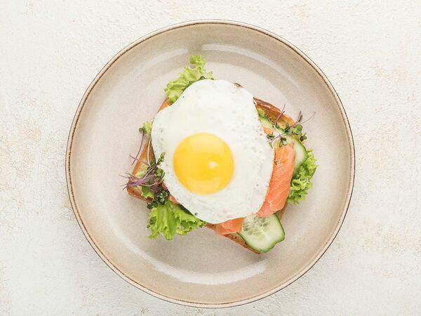 Сгущенка - Ржаная вафля с лососем и яйцом