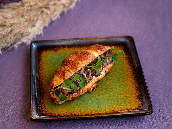 Terrace - Круассан с домашним ростбифом