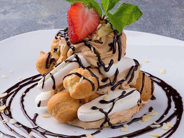 Максимилианс - Десерт Меренги с профитролями