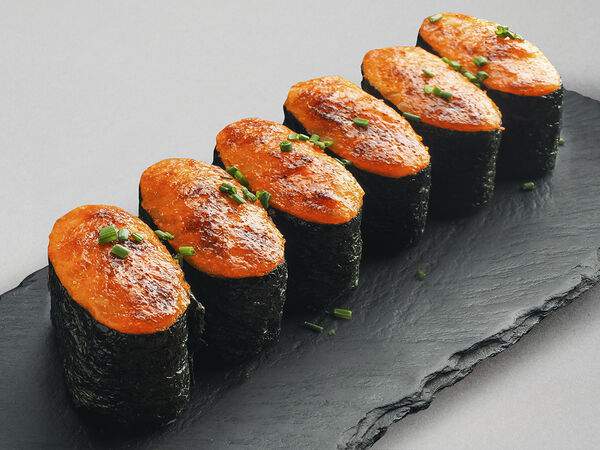 Mojo - Суши запечнные с икрой летучей рыбы