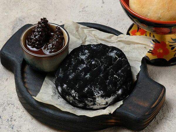 Кафе 38 - Камамбер, запеченный в золе с бриошем и вареньем из молодых шишек