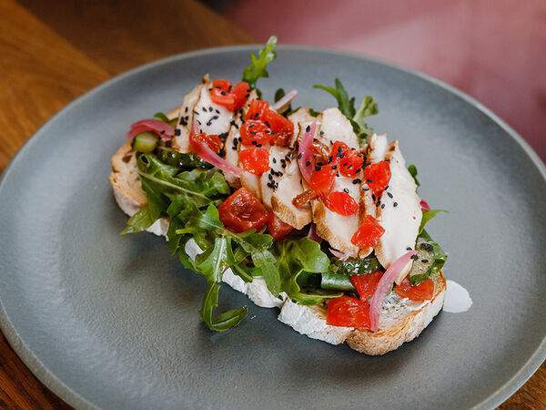 Sunny - Брускетта с цыпленком и вялеными томатами