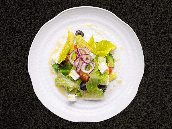 Detroit style - Салат Греческий с острым соусом