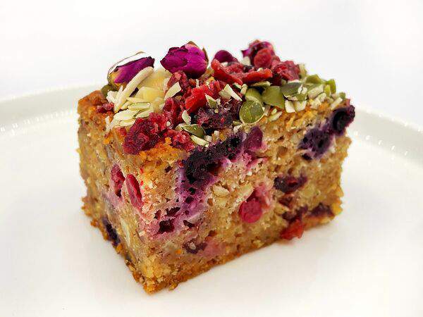 Organic Origin - Кейк из зеленой гречки с ягодами и орехами