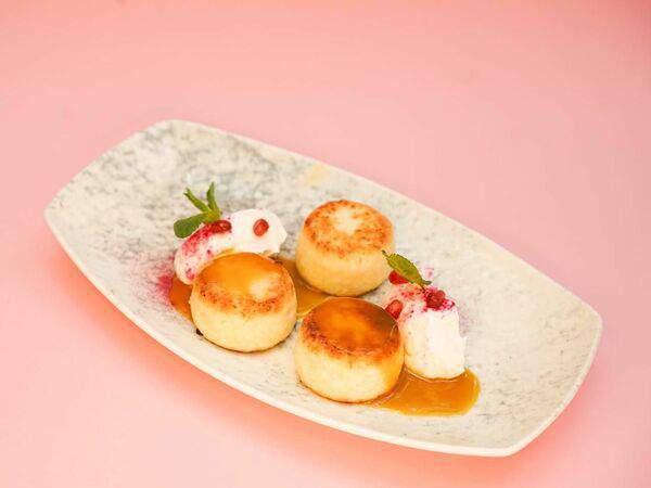 Sisters Coffee & Wine - Сырники с манговой сгущёнкой