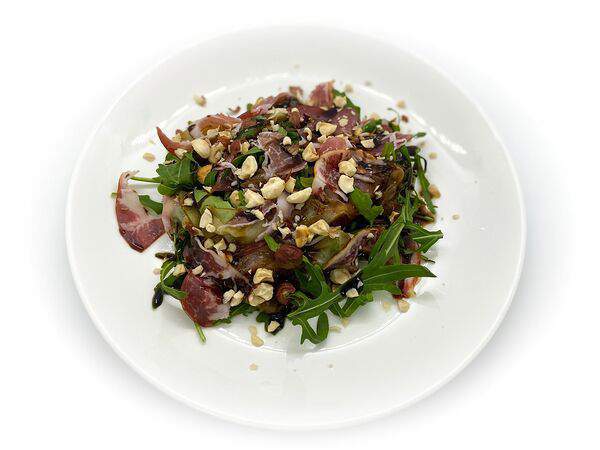 Стейк хаус Антрекот - Салат с карамелизированной грушей и шейкой