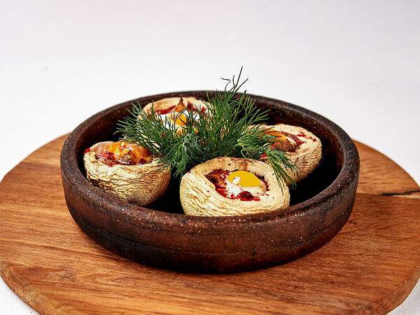 Mangall cafe - Шампиньоны, запеченные с перепелиным яйцом