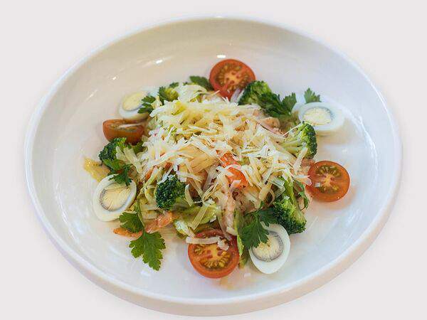 Самое популярное кафе - Салат с курицей и брокколи