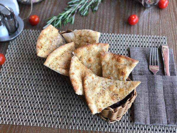 Ресторан Чеснок - Фокачча с пармезаном и базиликом