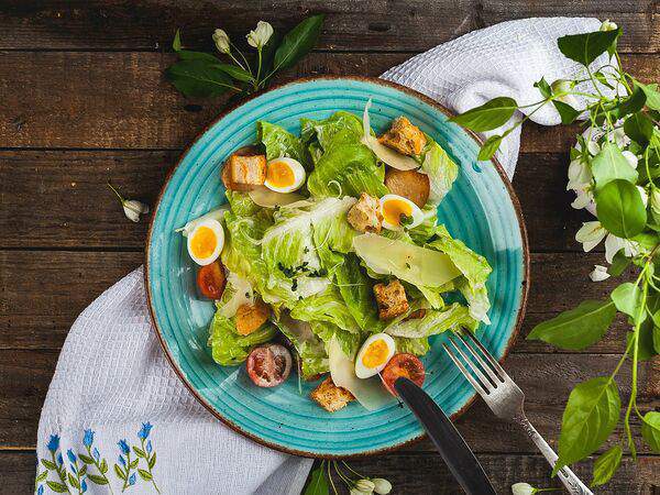 Оазис - Салат Цезарь с перепелиным яйцом