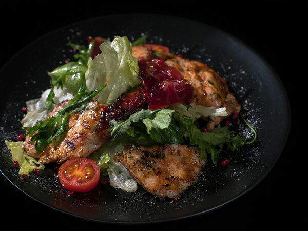 Brisket Eat & Fun - Салат с курой гриль и беконом