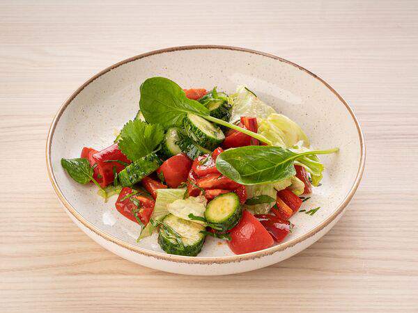 Кафе Полезные Продукты Лавка Здоровой Еды - Салат из свежих овощей с ароматным маслом