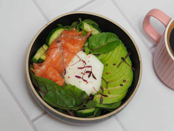 Art Cafe - Завтрак с авокадо, семгой и яйцом пашот