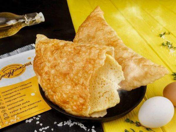 Чебурекми - Завтрак чебурек с красной рыбой и омлетом