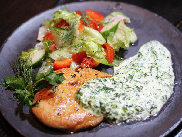 Забой - Стейк из куриной грудки с соусом из шпината