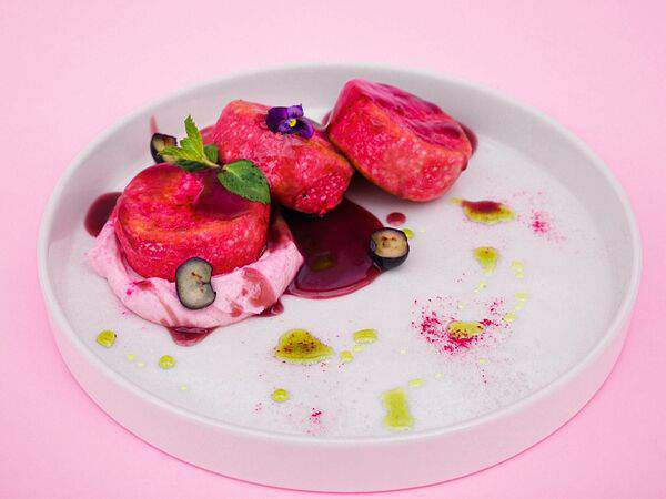 Sisters Coffee & Wine - Розовые сырники с малиновой сгущенкой