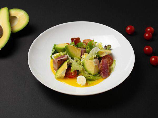 Four - Салат с опаленным тунцом и свежим авокадо